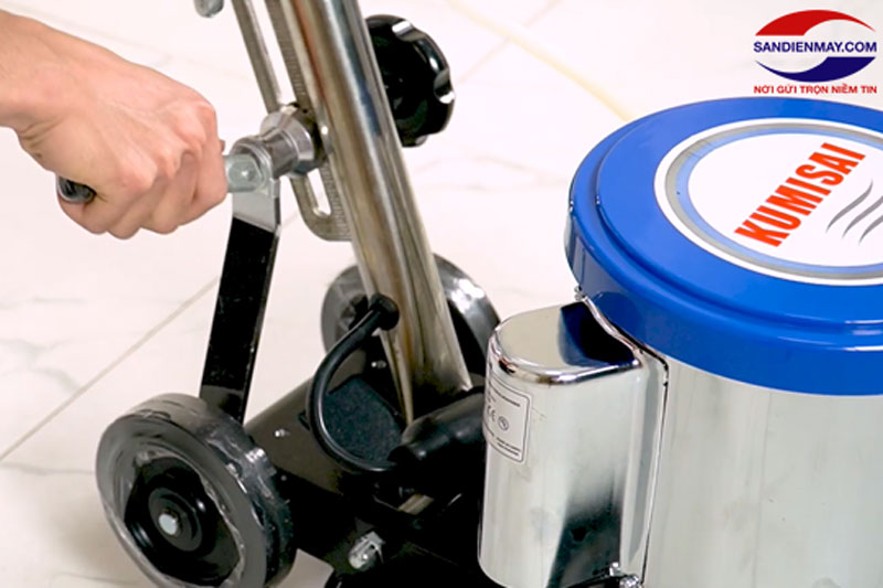 Điều chỉnh chiều cao cần điều khiển cho phù hợp 